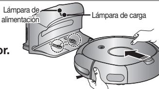 SAMSUNG SR8841 NAVIBOT - Tras alinear las clavijas de cargo de la unidad principal con la clavija de cargo de la estacion de cargo, pulse la unidad principal hasta que oiga un sonido de "recargando alimentacion" en el cargador. - 1