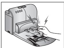 SAMSUNG SR8980-NAVIBOT-S - Ne court-circuitz pas les broches de chargement à l'aide d'objets en fer tels que des baguettes, des tournevis, etc. - 1