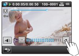 SAMSUNG HMX-E10OP - Pour régler le volume durant la lecture de vidéo - 2