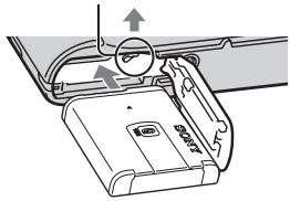 SONY CYBERSHOT DSC-HX10V - Inserimento del pacco batteria - 2