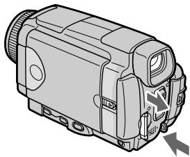 SONY DCR-IP55E - Извлечение "Memory Stick" - 1