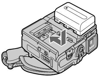SONY DCR-PC101E - Установка батарейного блока - 2