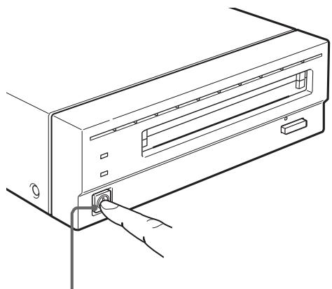 SONY RMO-S561 - Inserción de un cartucho de disco - 1
