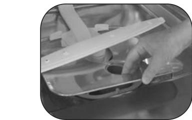 BRANDT VM400WE1 - Schoonmaken van de afvalfilters - 2