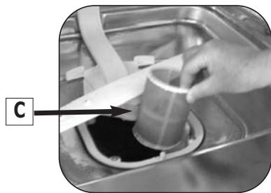 BRANDT VM400WE1 - Schoonmaken van de afvalfilters - 3