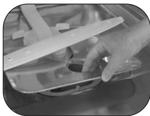 BRANDT VM400WE1 - Reinigen der Schmutzfilter - 2