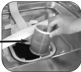 BRANDT VM400WE1 - Reinigen der Schmutzfilter - 3