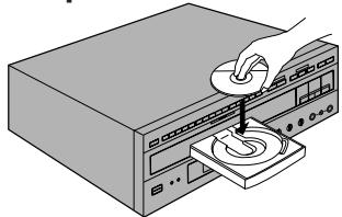 PIONEER DVL-V888 - Déposez un disque dans le tiroir. - 1