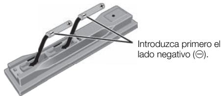 PIONEER BDP-120 - Introduzca las pilas (AA/R6 x 2). Introduzcalas en su compartmento como indican las MARAS / - 1