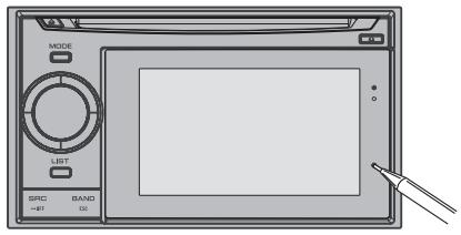 PIONEER AVIC-F320BT - Appuyez sur le bouton RESET alors que le périphérique amovible est en place. - 1