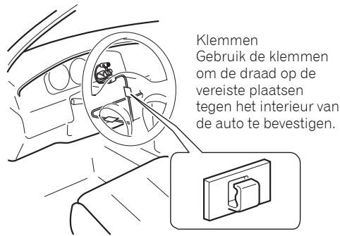 PIONEER FH-P80BT - Bevestig de microfoonclip op de stuurkolom. - 2