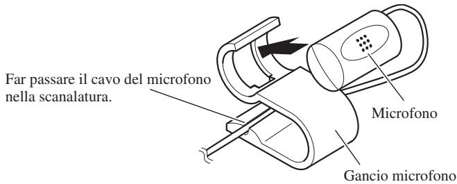 Far passare il cavo del microfono nella scanalatura. Microfono Gancio microfono