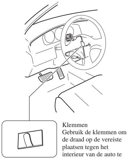 PIONEER AVIC-800DVD - Bevestig de microfoonclip op de stuurkolom. - 2