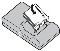 FUJIFILM XP10 - Placez la batterie dans le chargeur. - 1
