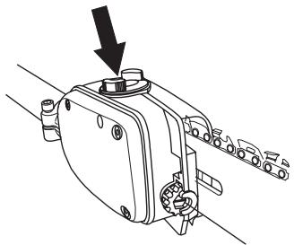 HUSQVARNA 323P4 - Remplissage d'huile de chaine - 2