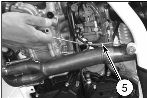 HUSQVARNA HVA TE TC SMR 510 2010 - Note\*: If silencer or exhaust are difficult to remove, help to slide them apart by tapping gently with a rubber or plastic hammer. - 1
