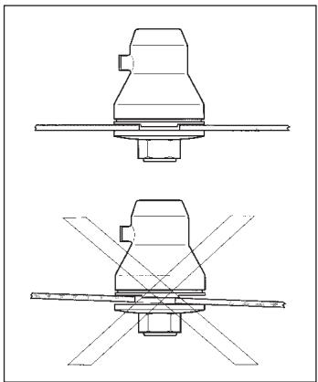 HUSQVARNA J-HANDLE - Assembly of the blade and trimmer head - 1