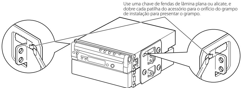 Use uma chave de fendas de lâmina plana ou alicate, e dobre cada patilha do acessório para o orifício do grampo de instalação para presentar o grampo.