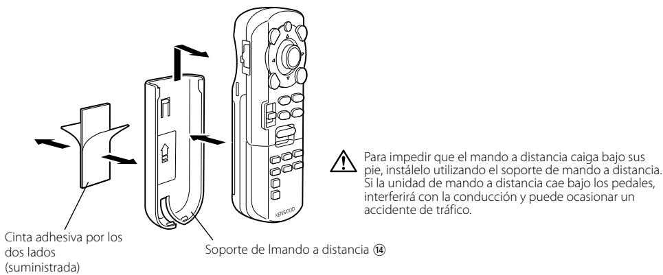 Cinta adhesiva por los dos lados (suministrada) Soporte de Imando a distancia ⑭ Para impedir que el mando a distancia caiga bajo sus pie, instálelo utilizando el soporte de mando a distancia. Si la unidad de mando a distancia cae bajo los pedales, interferirá con la conducción y puede ocasionar un accidente de tráfico.