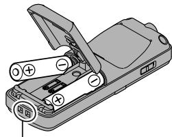 OLYMPUS VN-750 - Paristoen asentaminen - 2