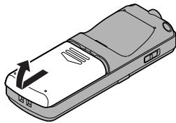 OLYMPUS VN-750 - Paristoen asentaminen - 1