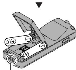 OLYMPUS VN-750 - Isættelse af batterier - 2