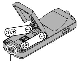 OLYMPUS VN-750 - Vkladani bateri - 2