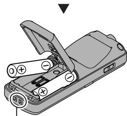 OLYMPUS VN-750 - Azelemek/akkumulátorok behelyezése - 2