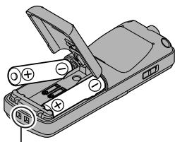 OLYMPUS VN-750 - Colocacion de las pilas - 2