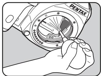 PENTAX K-500 - Retrait de la poussière à l'aide d'une soufflette - 4