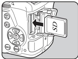 PENTAX K-500 - Introduisez la carte à fond, l'étiquette de la carte mémoire SD face à l'écran. - 1