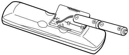 ONKYO DV-SP404EM - Insérez les deux piles (AA) fournies en respectant le schéma de polarité à l'intérieur du compartment des piles. - 1