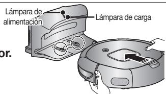 SAMSUNG SR8857 - Tras alinear las clavijas de cargo de la unidad principal con la clavija de cargo de la estacion de cargo, pulse la unidad principal hasta que oiga un sonido de "recargando alimentacion" en el cargador. - 1