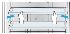 SAMSUNG SR428MLS - REMOVING THE REFRIGERATOR ACCESSORIES - 2
