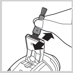 PHILIPS SERIE 5000 - Cleaning the trimmer with the cleaning brush - 2