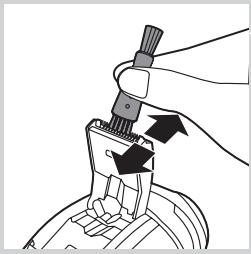 PHILIPS SERIE 5000 - Pulizia del rifinitore con la spazzolina per la pulizia - 2