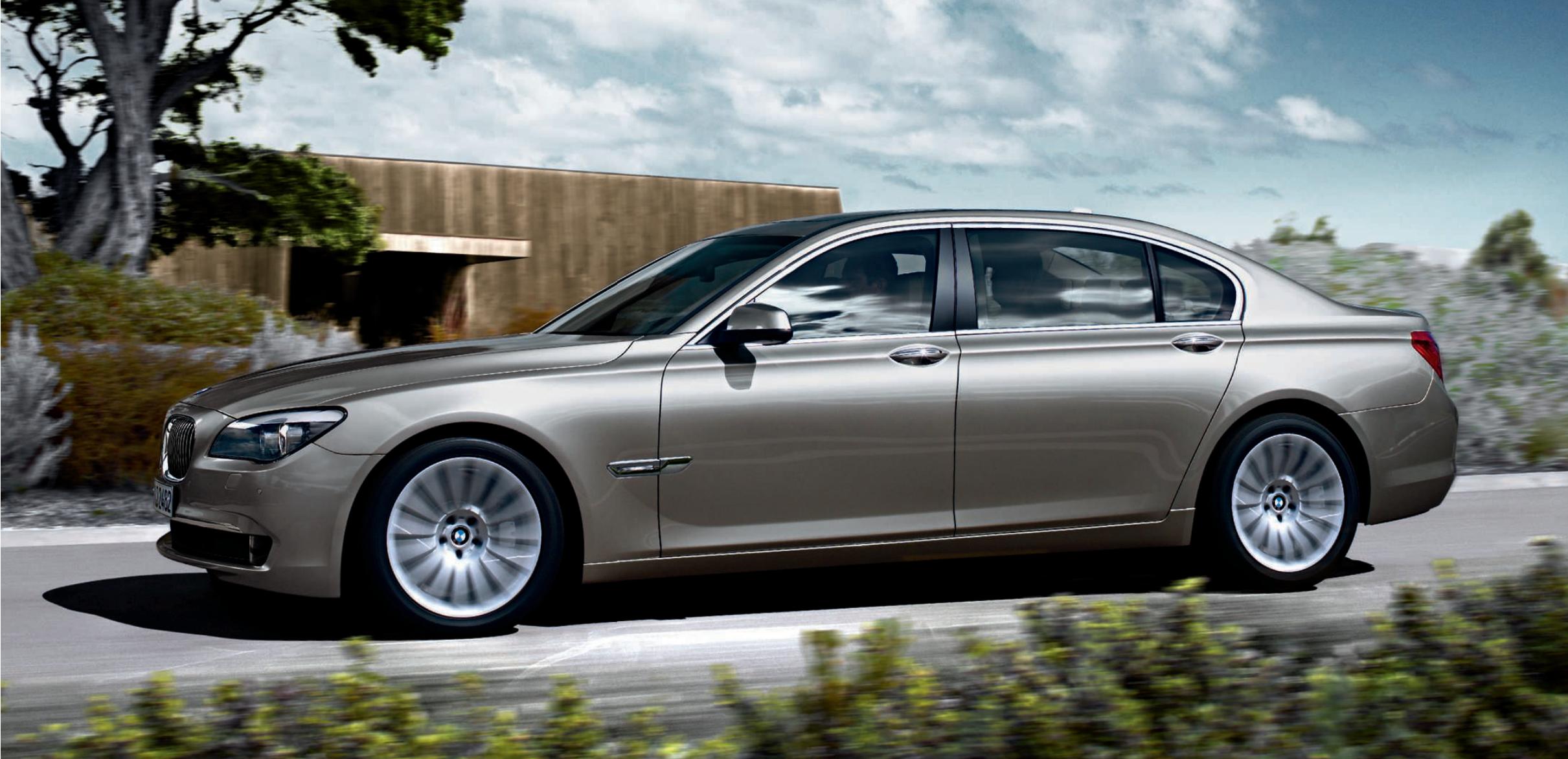 BMW SÉRIE 7 - VOICI l'une des RARES raisons de NE PAS conduire soi-même. - 1