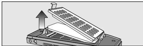 MIELE SCOUT RX1 - Remplacer le filtre d'évacuation - 1