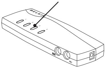 BELKIN SWITCH KVM 4 PORTS OMNIVIEW E (AVEC 4 CÂBLES) #F1DB104P2EAB - Vorder-/Rückansicht des 4-Port KVM-Switches aus der E-Serie: - 1