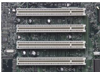 BELKIN CARTE RÉSEAU SANS FIL N1 POUR ORDINATEUR DE BUREAU #F5D8001FR - Insertion de la carte dans l'ordinateur - 1