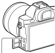 SONY ALPHA 7 - Tilslut kameraet til lysnetadapteren (medfolver) vha. mikroUSB-kablet (medfolver) og tilslut lysnetadapteren til stikkontakten. - 1