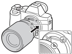 SONY ALPHA 7 - Monte el objetivo alineando las marcas de indices blancas (indices de montura) del objetivo y la webcam. - 1