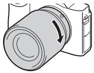 SONY ALPHA 7 - Mientras empuja el objetivo ligeramente hacer la CAMERA, girelo en el sentido de las manecillas del reloj hasta que produza unchasquido en posicionbloqueada. - 1