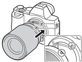 SONY ALPHA 7 - Zamocuj obiektyw, wyrównujuc biele znaczniki mocowania na obiektywie i aparacie. - 1