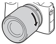 SONY ALPHA 7 - Dociskajc lekko obiektyw do aparatu, obrc go w prawo, az do pozycji blokady, co sygnalizowane jest charakterystycznym kliknipeciem. - 1