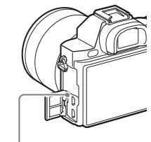 SONY ALPHA 7 - Collegare la fotocamera all'alimentatore CA (in dotazione) using il cavo micro USB (in dotazione) e collegare l'alimentatore CA alla presa a muro. - 2