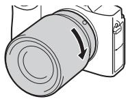 SONY ALPHA 7 - Työnnä objektiivia kevysti kameraan pän ja kännä sitä myötäpääviän, kunnes se lukittuu paikalleen. - 1