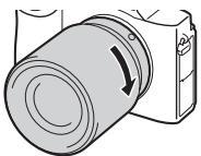 SONY ALPHA 7 - Enquanto empurra a objetiva ligeiramente na direção da-camera, rode a objetiva no sentido horário até dar um estalido na posicao bloqueada. - 1