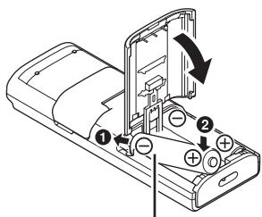 OLYMPUS VN-732PC - Insertion de la pile - 2