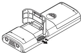 OLYMPUS WS-833 - Retirez la carte microSD en la poussant légèrement et en la laissant sortir lentement. - 1